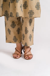 Mandarin collar V-neck with tassel tie detail on beige buta print cotton kurti – Ekisha