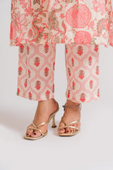 Notch split neckline detail on cream pink jaal floral block print kurti – Ekisha