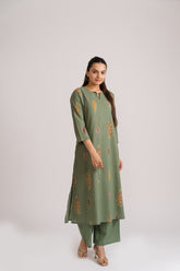 Straight kurta with scattered mustard burgundy botanical block print on sage green cotton – Ekisha