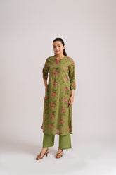 Notch split neckline with centre pleat detail on olive green floral print kurti – Ekisha