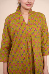 Women green V neck printed floral pure cotton Co-Ord Set, detailed view