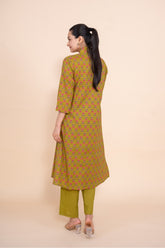 Women green V neck printed floral pure cotton Co-Ord Set, back view
