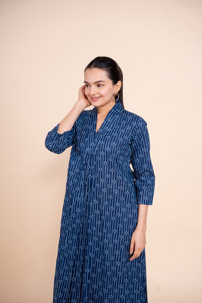 Women blue V neck printed floral pure cotton Co-Ord Set, front view 4