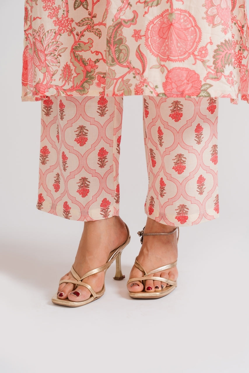 Notch split neckline detail on cream pink jaal floral block print kurti – Ekisha