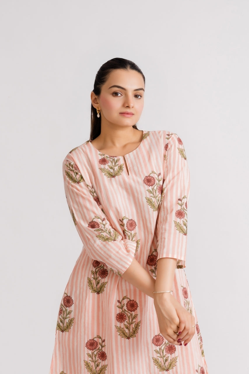 Notch split neckline detail on peach stripe marigold buta block print kurti – Ekisha