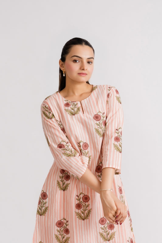 Notch split neckline detail on peach stripe marigold buta block print kurti – Ekisha
