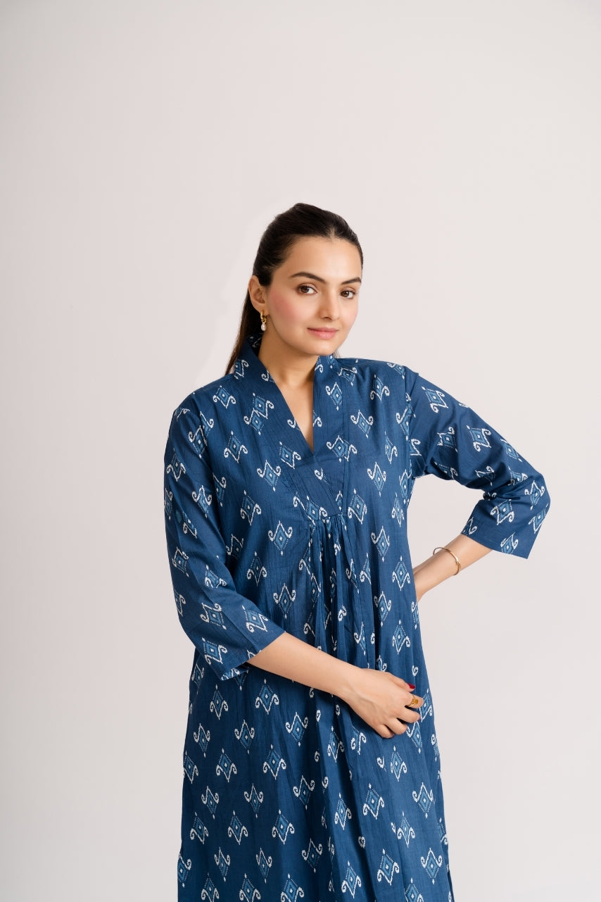 Deep V-neckline detail on indigo blue ikat diamond print cotton kurti – Ekisha