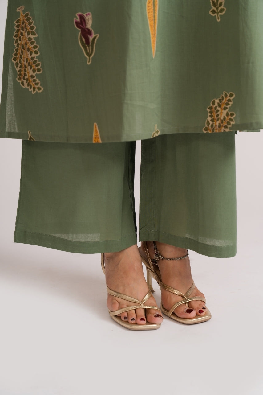 Notch split neckline detail on sage green mughal botanical block print straight kurta – Ekisha