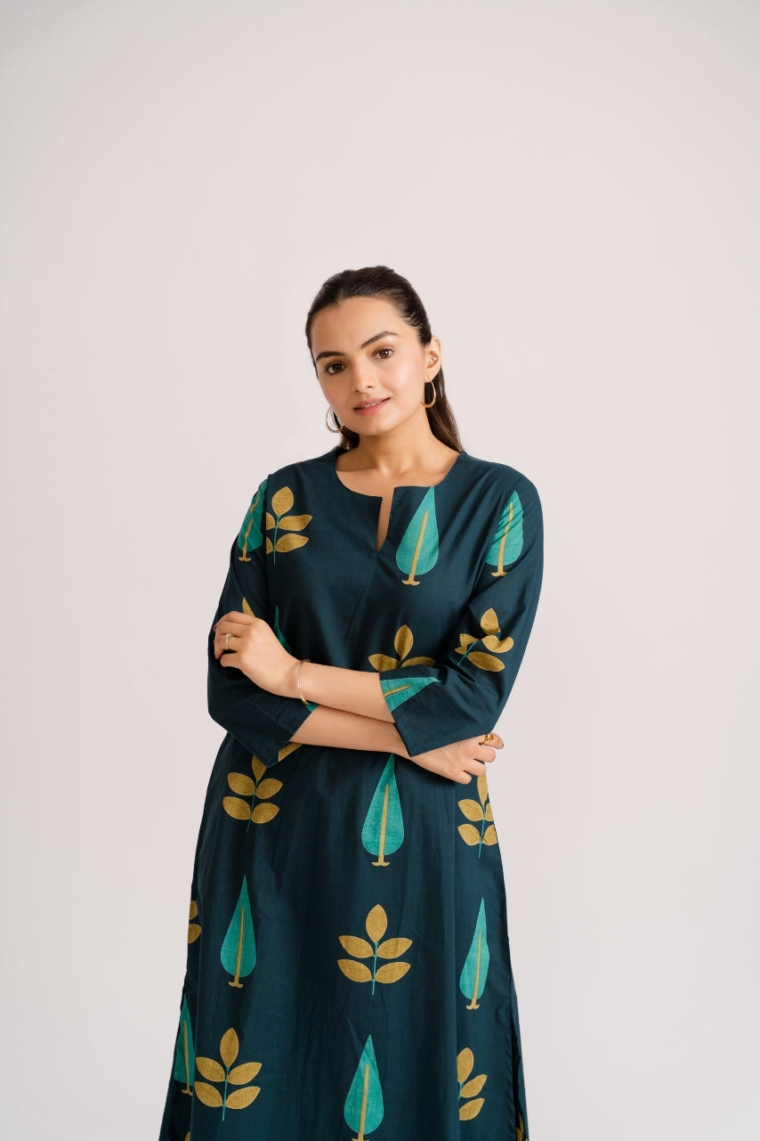 Notch split neckline with centre pleat detail on teal gold leaf block print kurta – Ekisha