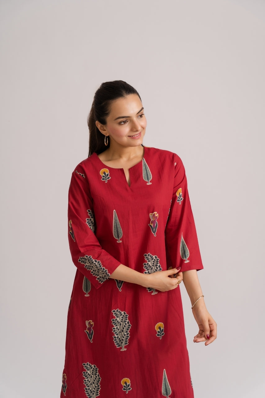 Notch split neckline with centre pleat detail on red mughal garden block print kurta – Ekisha