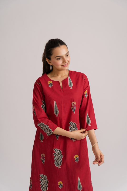 Notch split neckline with centre pleat detail on red mughal garden block print kurta – Ekisha