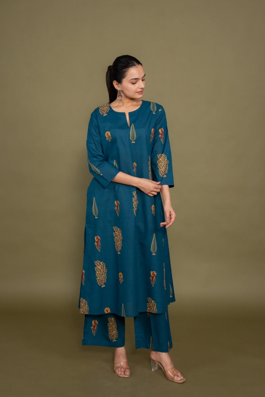 Women blue designer printed floral pure cotton Co-Ord Set, front view