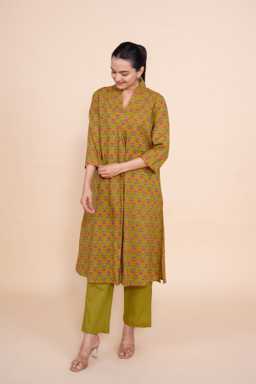 Women green V neck printed floral pure cotton Co-Ord Set, front view