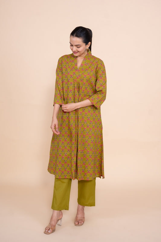 Women green V neck printed floral pure cotton Co-Ord Set, front view