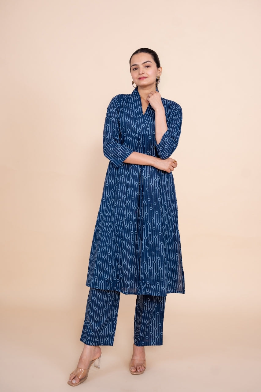 Women blue V neck printed floral pure cotton Co-Ord Set, front view