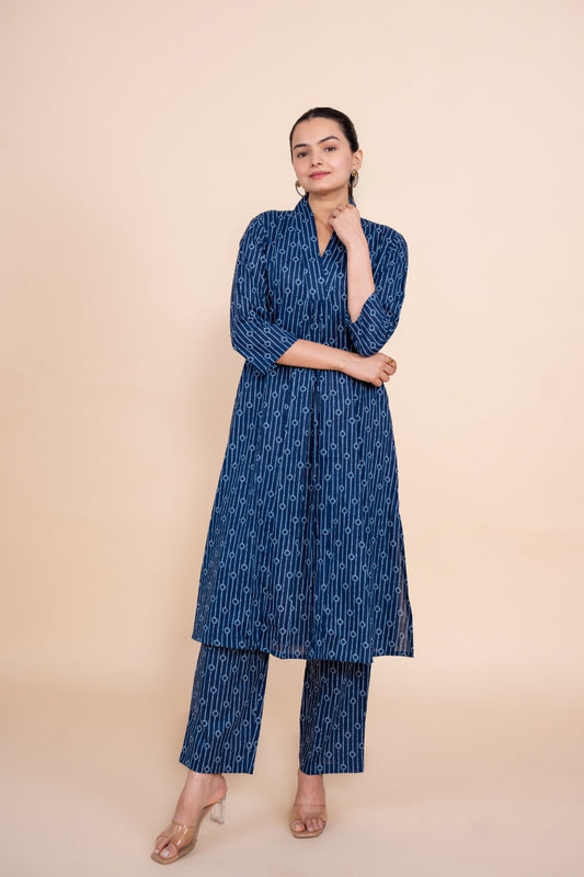 Women blue V neck printed floral pure cotton Co-Ord Set, front view