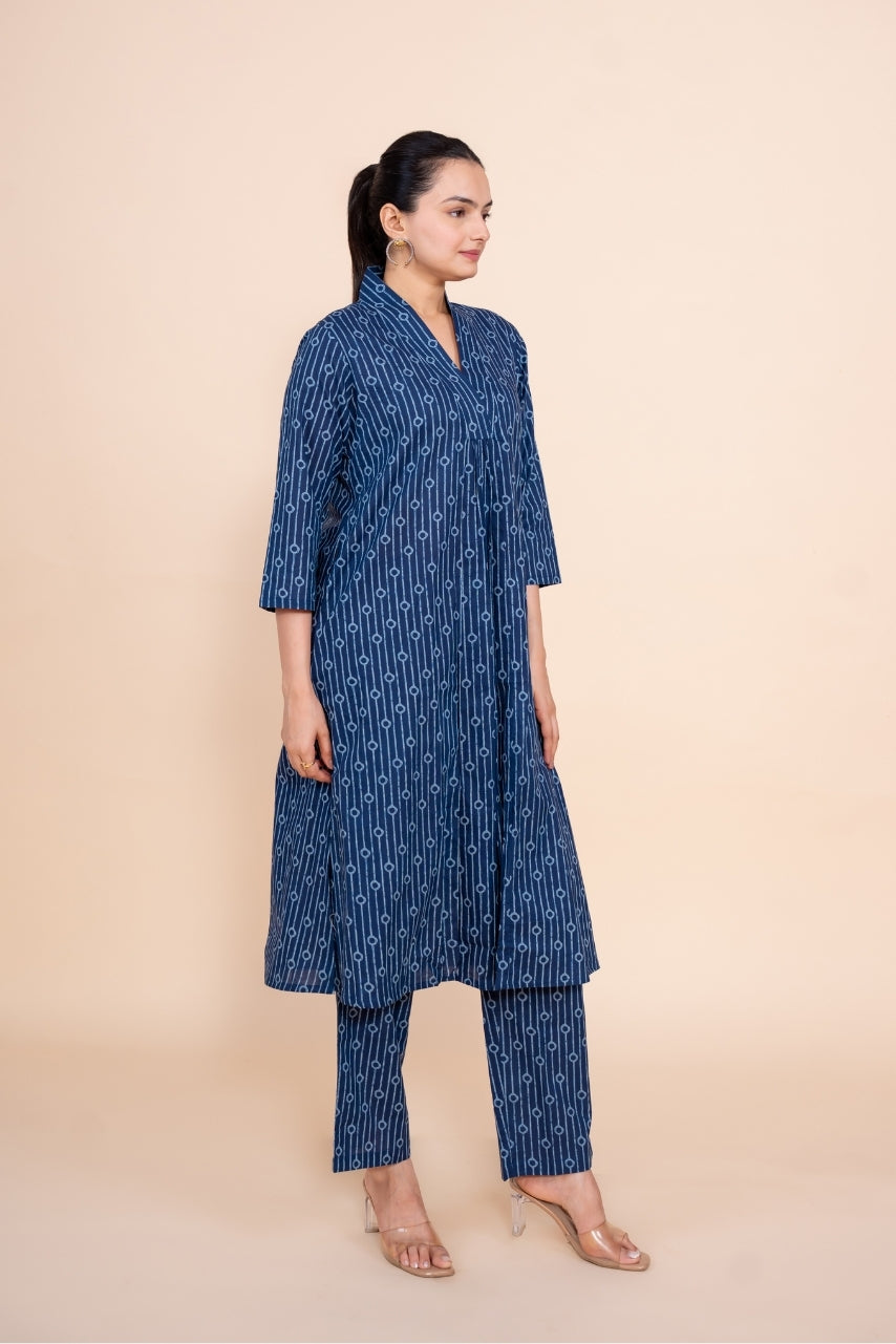 Women blue V neck printed floral pure cotton Co-Ord Set, side view
