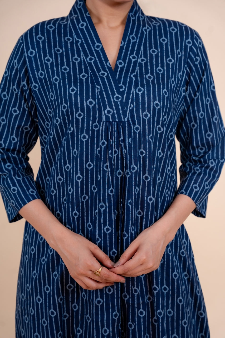 Women blue V neck printed floral pure cotton Co-Ord Set, detailed view