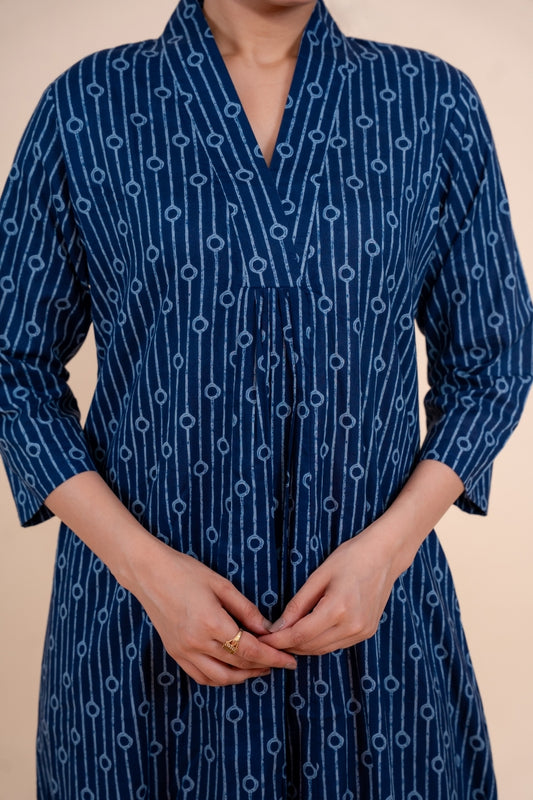 Women blue V neck printed floral pure cotton Co-Ord Set, detailed view