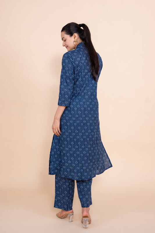 Women blue V neck printed floral pure cotton Co-Ord Set, side back view